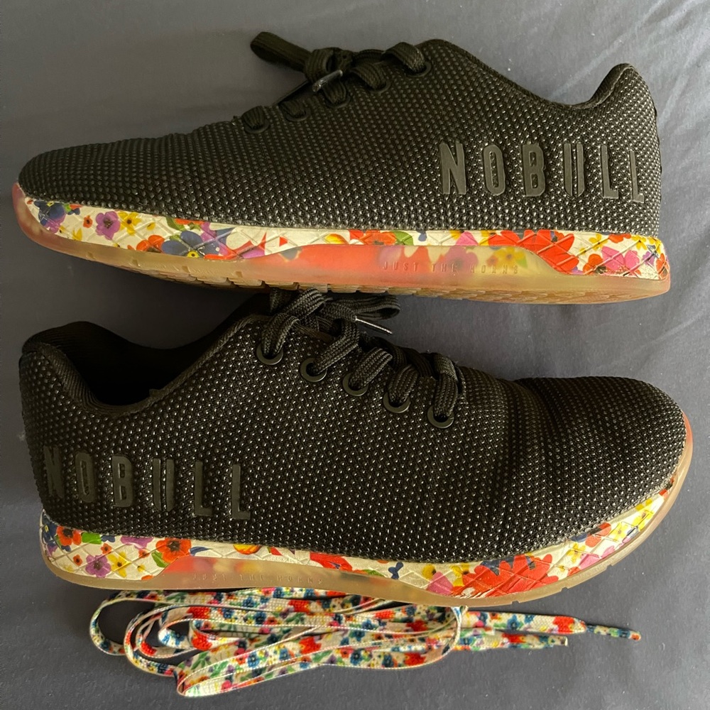 No Bull womens size 8.5 CrossFit trainers black with daisy bottoms